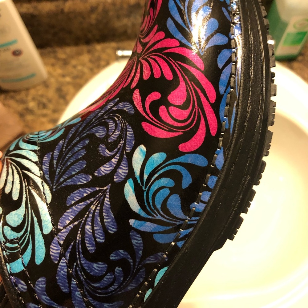 Great for nurses, only worn twice. No box sorry! - Picture 5 of 8